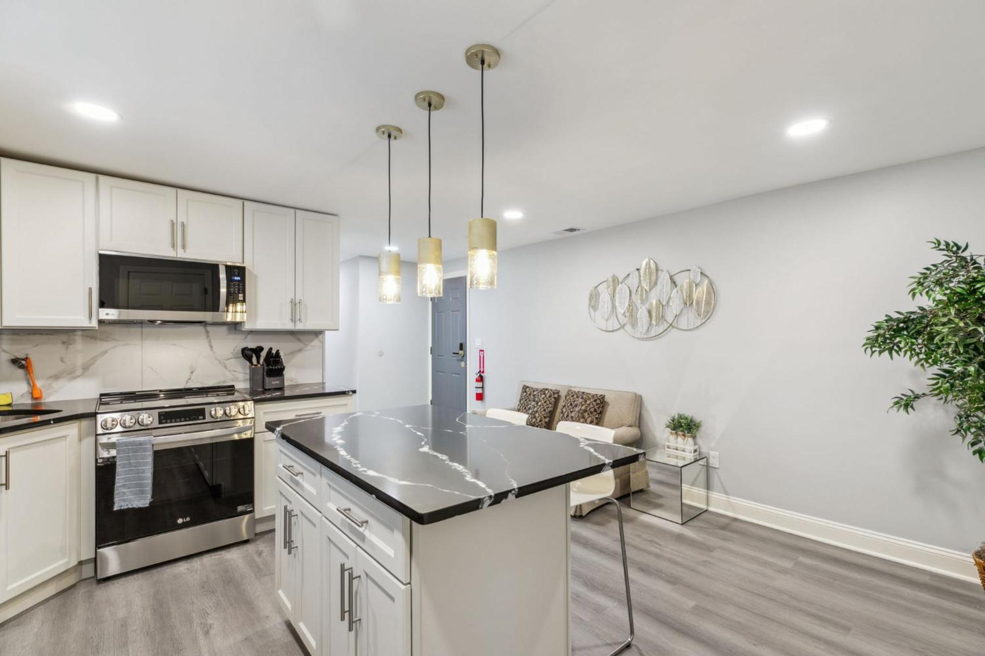 Alina & Fanny - Callowhill Apartment