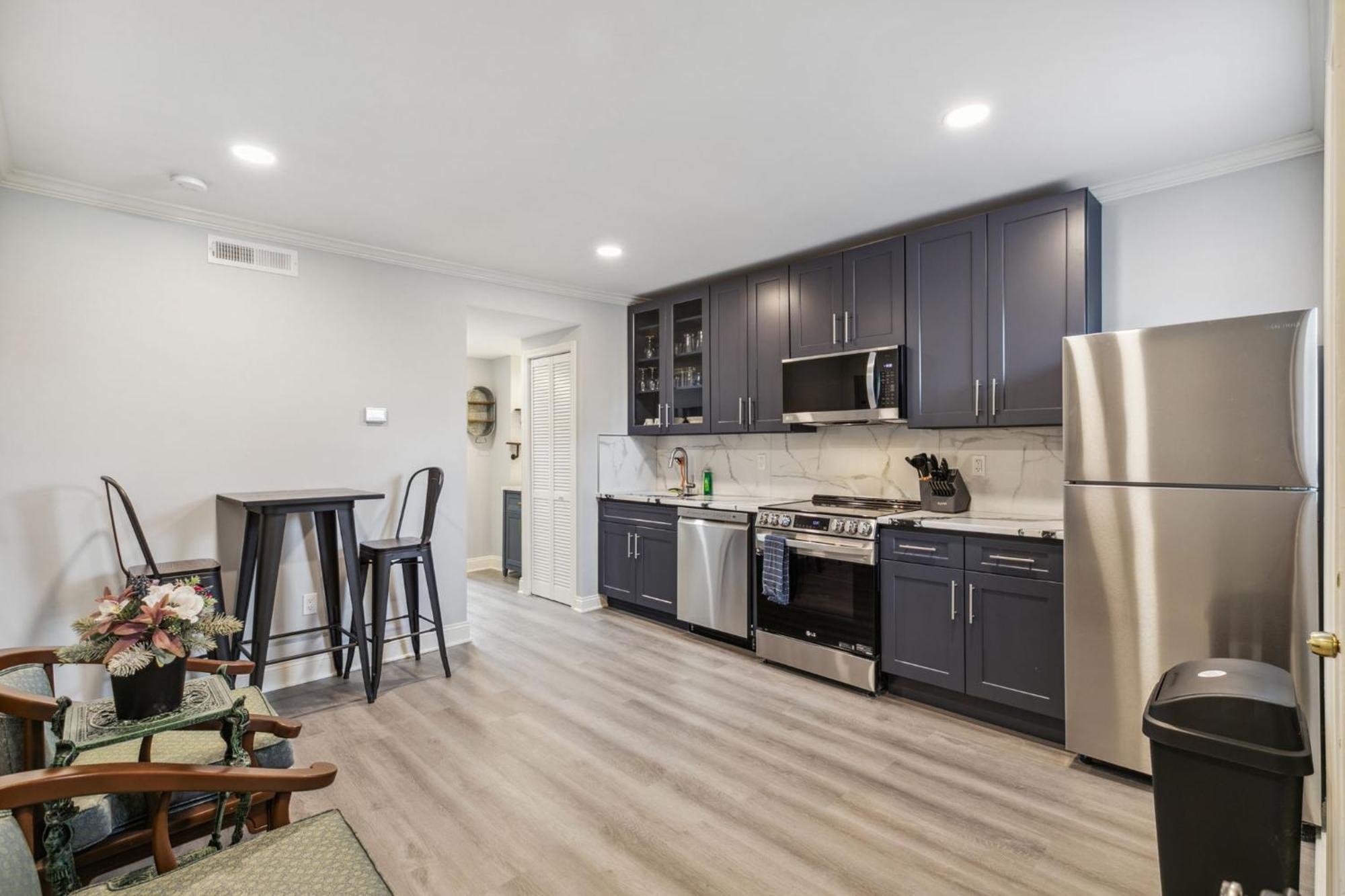 Alina & Fanny - Callowhill Apartment